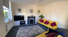 Town Centre House Sleeps 8 with parking - Image 2