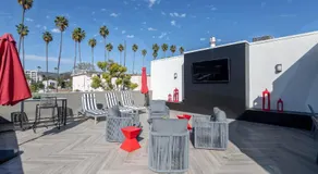 Hollywood Stars 2 Bedroom Apartment - Image 2