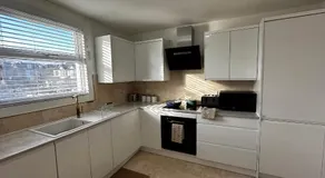 Spacious 4 bedroom apartment 5 minutes walk to train and shops which is perfect for families and groups - Image 5