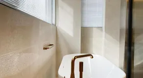 W house - Image 4