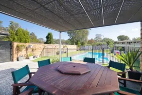 Spacious House with Pool - 5 min walk to Lake - Image 5