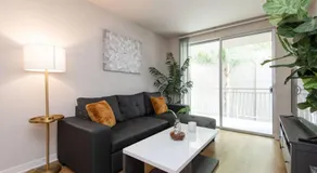 Comfy Cozy Apt with pool & hot tub in downtown LA' - Image 2
