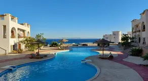 Goditi la vista mozzafiato sulla montagna, sul mare e sulla piscina. - Image 3