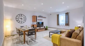 Spacious 3BR Flat, Equipped Kitchen, Pool Table - Image 2