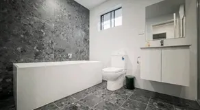 Luxury New 5 Bedroom 3 Bathroom+ Study/ Back Yd - Image 2