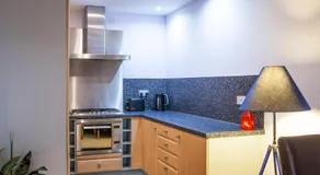 Riverside West End Apartment - Image 4