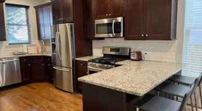 Trendy West Town Flat - 2 bed / 1.5 bath w parking - Image 5