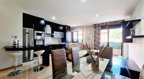 Apartamento con terraza y piscina - Image 3