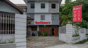 RedDoorz Plus near Jogja City Mall 5 - Image 4
