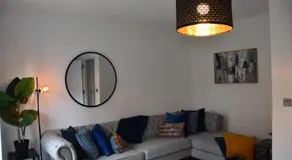 Elegant & Modern 3 bed home with free parking & WiFi - sleeps 8 - Image 4