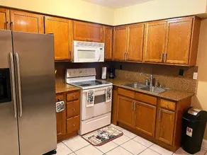 Lovely 2 Bedroom Condo With Free Parking & Wifi!! - Image 4