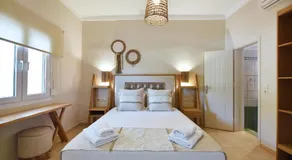 Cristina's House, Elegant Boho residence walk to Adamas Port - Image 2