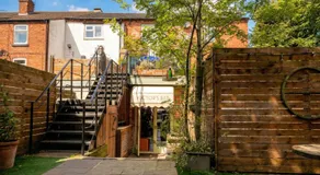 Quirky Village Centre Apartment Above a Cocktail Bar, Castle Donington - Image 4