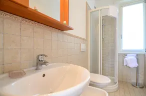 Park apartment with free parking - Image 4