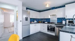 Vibrant Home in Crewe by 53 Degrees Property, Ideal for Business, FREE Parking! - Image 4