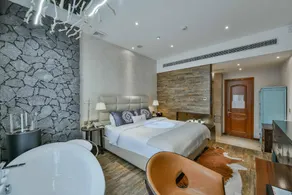 Cliffs Hotel - Image 1
