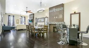 Stylish 4BR condo in Downtown by Hosteeva - Image 2