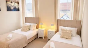 Modern 4 bedroom property 8 beds wifi smart tv games room pool table - Image 5