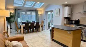 Squires House Long Stays Sleep 8 Free Parking - Image 3
