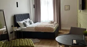 ROOM 44 - Image 2