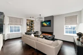 Sovo - Luxury Romantic WestEnd Apartment With Jacuzzi Spa Bath - Image 2