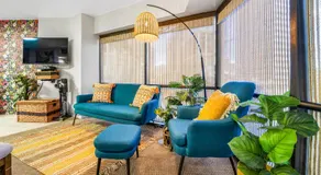 Retro Studio! Pool, Hot Tub, Free Parking & WiFi - Image 4