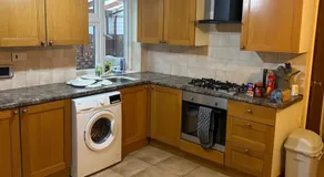 2 bed-Sleeps 4-Private Patio-Pets-Near Heathrow - Image 2