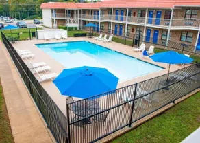 Days Inn & Suites Palestine - Image 2