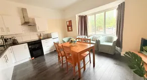 Large 4 Bedroom Sleeps 8, Spacious Apartment for Contractors and Holidays near Bedford Centre - 1 FREE PARKING SPACE & FREE WIFI - Image 4