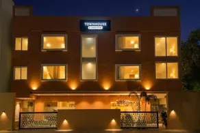 Super Townhouse Viraj Khand Formerly Veridian Inn - Image 3