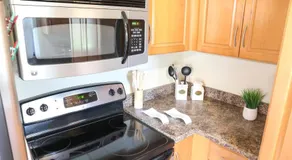 Sunnyside Palms - 2BR, Poolside, 5 min to Beach - Image 3