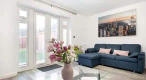 Shinfield Studio Luxury Stay - 3 Parking - Family & Business - Image 2