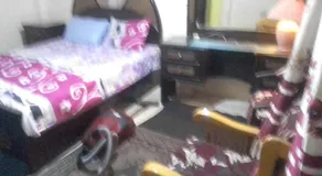 شقة بغرفة ثلاثية بحمام خاص ومطبخ صغير - Image 2