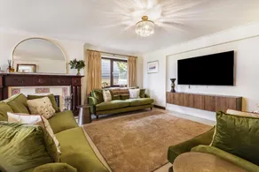 A Stunning 6 Bed Country Home in Cheltenham - Image 2