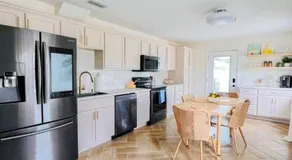 Waterfront retreat with kayaks, walk to the beach - Image 5