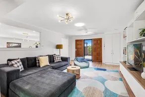 Family Home Near Cafes and Surf Beaches - Image 2
