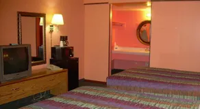 83 motel - Image 2