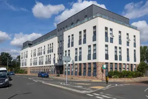 Luxurious 2 Bedroom Apartment with Free Parking, Sky TV, Sports, Movies & Netflix - Image 4