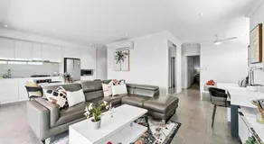 Lakeside Executive Retreat near Westfield Shops - Image 2