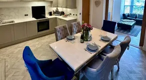 Luxury Pet Friendly 3 Bedroom Home with Copper Bath - Image 3