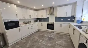 Beautiful 4 bedroom house near town centre. With Bike Store Perfect for Bike Park Wales - Image 3