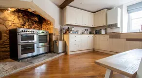 Exquisite Historic Hideaway - Image 3