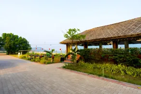 SHORE FRONT RESORT - Image 5