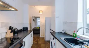Large 4BR Stoke City Home - Sleeps 10, Near Alton Towers - Image 4