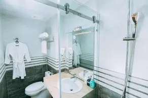Queenie Hotel - Image 1