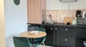 La longère du Moulin, logement T2 indépendant tout équipé avec cuisine, parking individuel avec portail, salon de jardin, belle grande chambre - Image 4