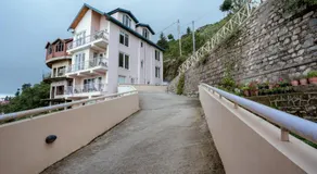 Hostie AJ's Retreat - Sunset Balcony 3BR home with Panoramic Valley Views - Image 5