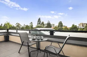 Comfortable 2 Bed Stay with Parking - Image 4