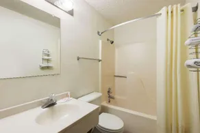 Super 8 by Wyndham Kingdom City - Image 4