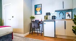 The Invicta Studios - Spacious Studios - City Centre Location - Contractor Friendly - Free WiFi - Smart TV - Desk Space - Well Designed - Communal Garden - Image 5